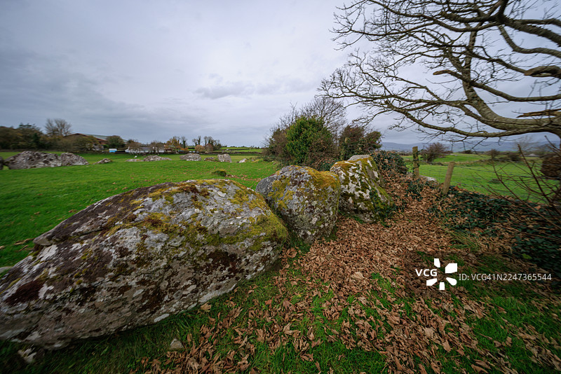 卡罗莫尔巨石墓地的巨大风化巨石图片素材