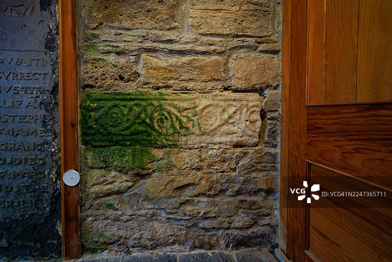 凯尔特雕刻石碎片，位于德拉姆克利夫墙上图片素材