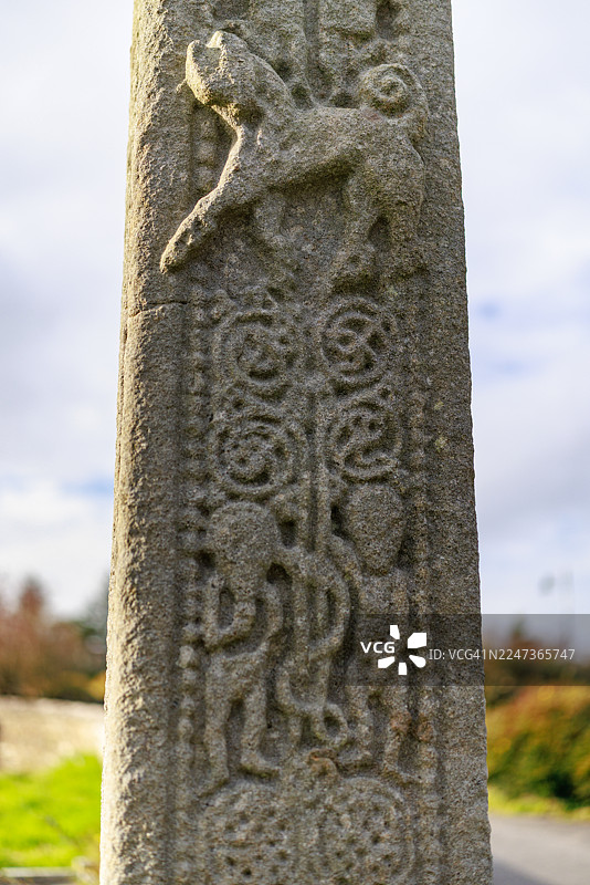古代高十字架上的动物和人物造型图片素材