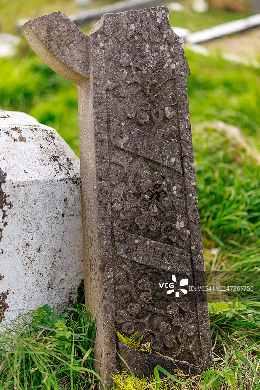 德拉姆克利夫公墓中被毁的雕花石碑图片素材