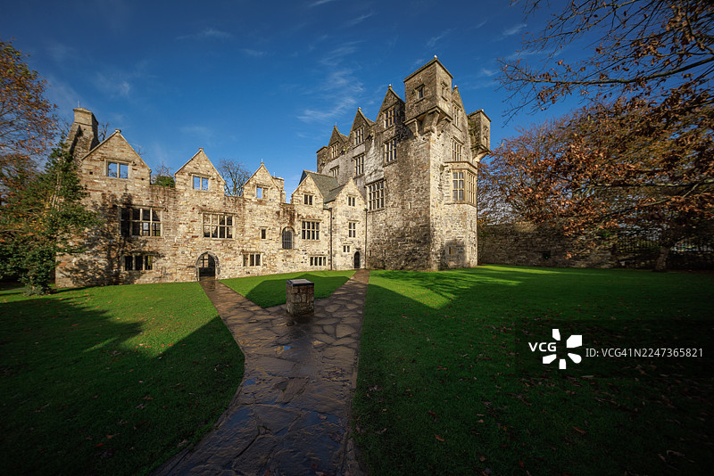 秋叶树木与草坪勾勒出的多尼戈尔城堡图片素材