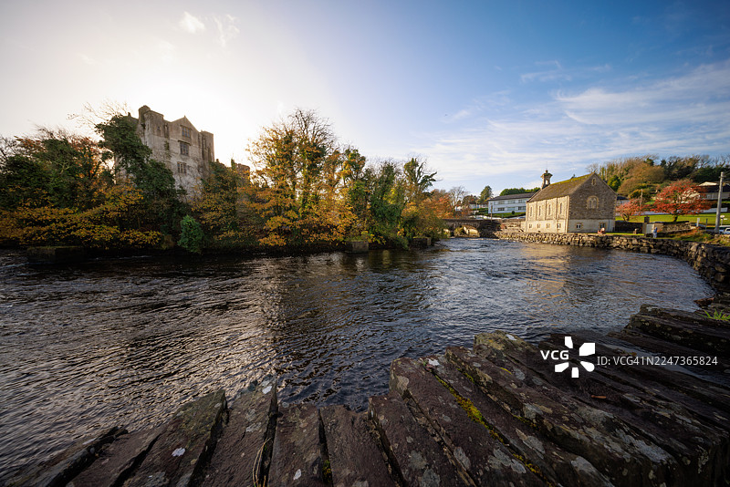 秋季多尼戈尔城堡和石头教堂的河景图片素材