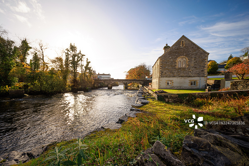 多尼戈尔河畔石砌教堂和桥梁图片素材
