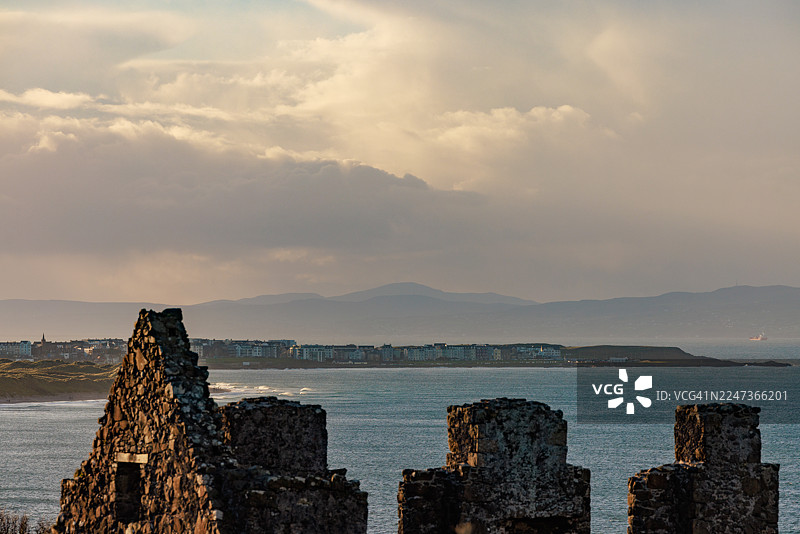 阳光下的城堡墙俯瞰波特拉什海岸线图片素材