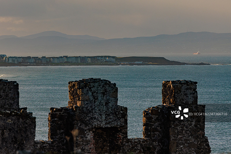 远处的波特拉什小镇衬托下的中世纪遗址图片素材