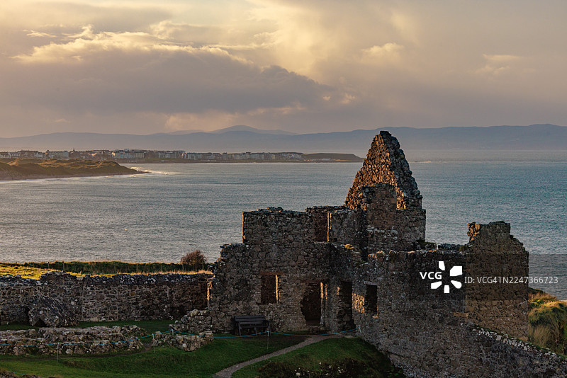 古老的城堡石头外望普尔什图片素材