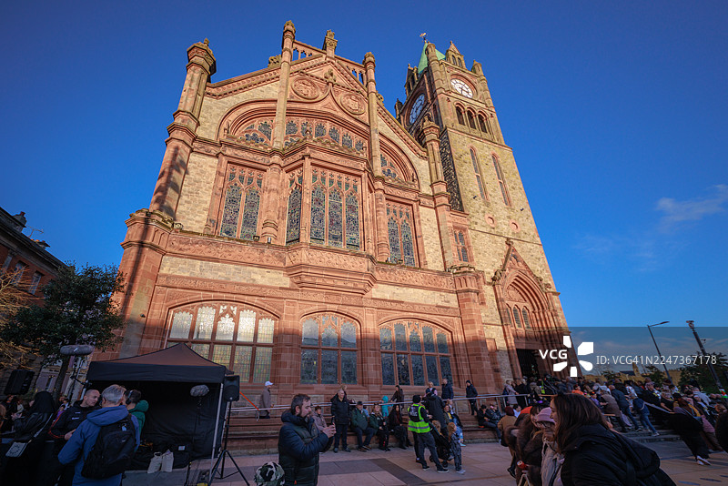 人群聚集在宏伟的建筑立面之下图片素材