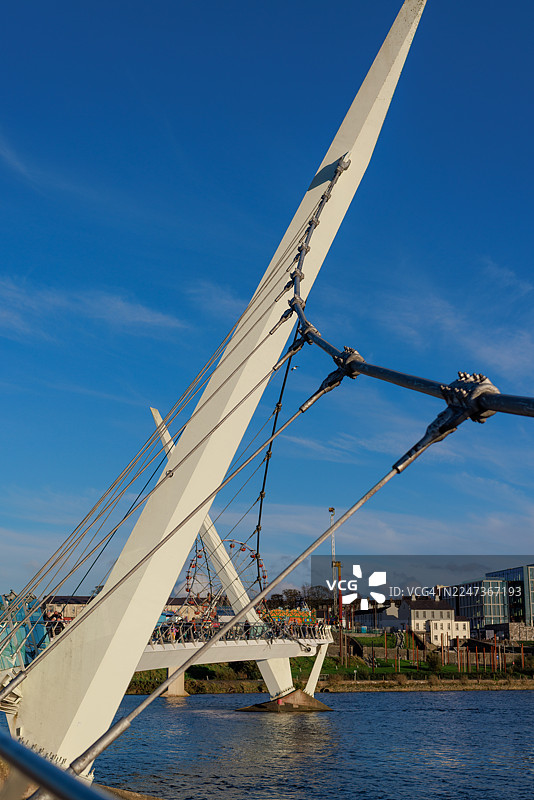 午后阳光照亮和平桥的各个角度图片素材