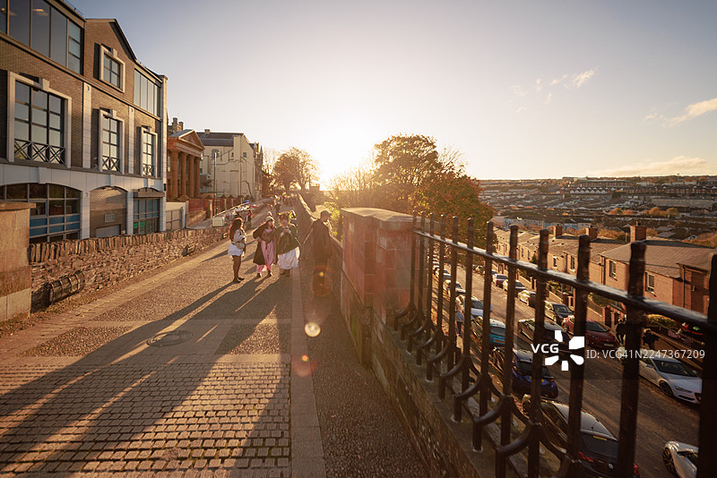 黄金时段漫步历史悠久的德里城墙图片素材