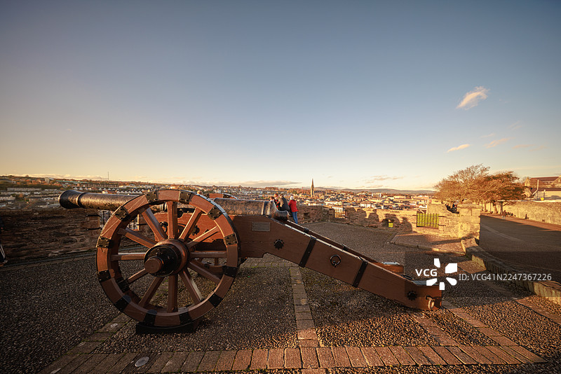 金色光芒下的历史炮台景观图片素材