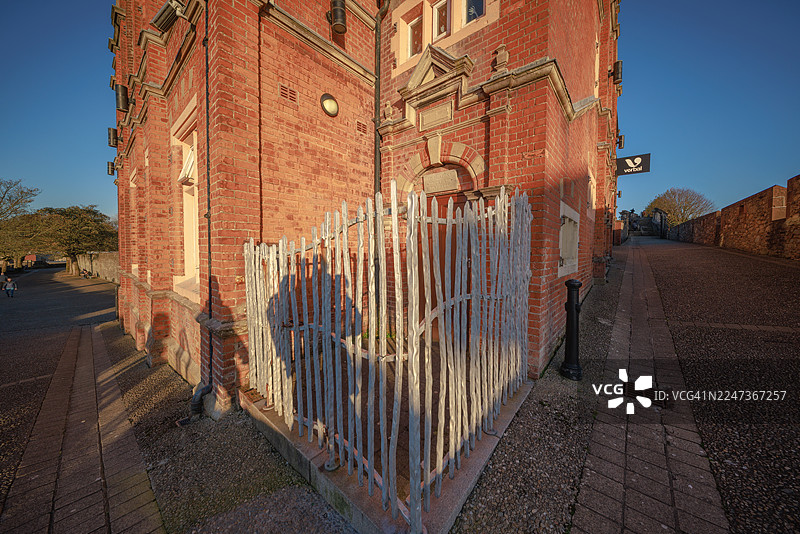 低角度阳光照亮的纹理建筑图片素材