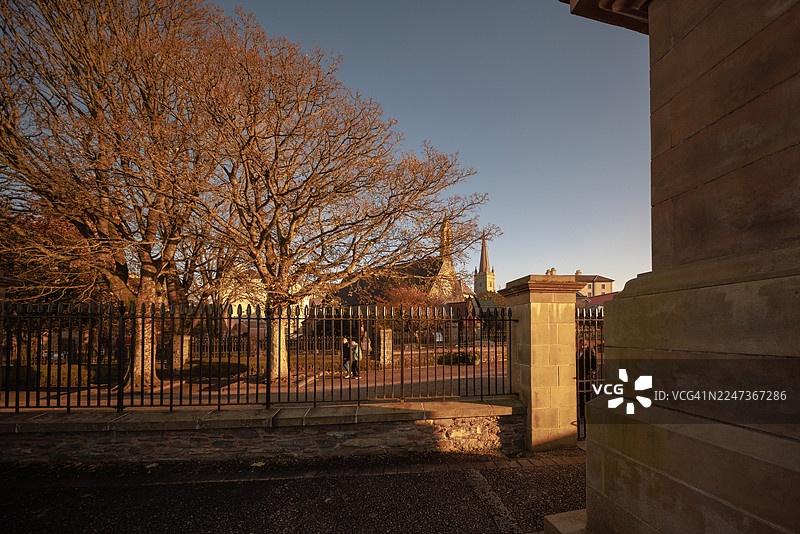 金色时段的光线照射在圣哥伦布大教堂的场地图片素材