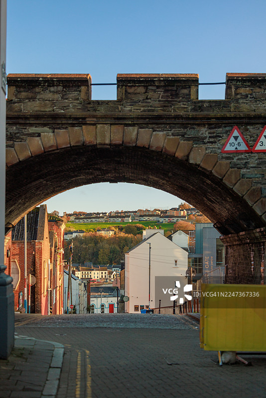 透过阴影拱门看到的德里建筑分层图片素材