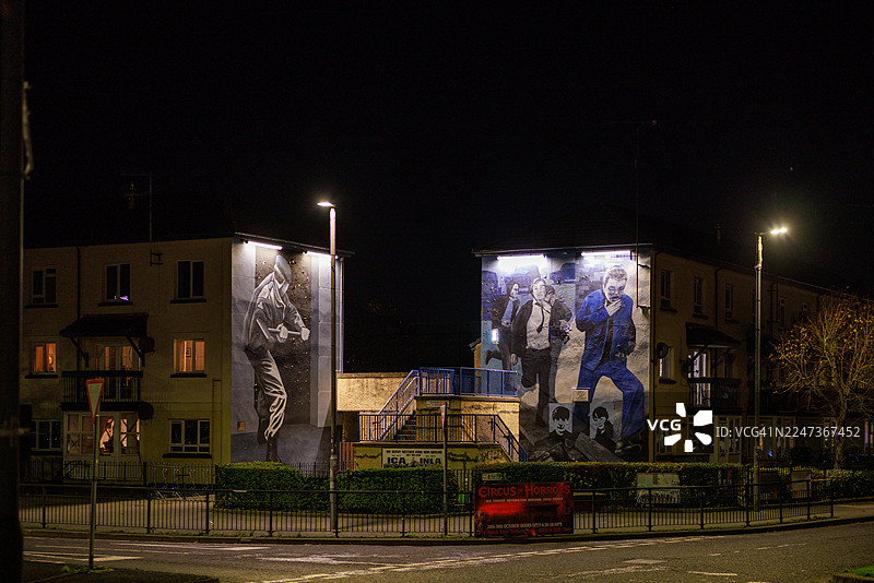 夜幕下的德里博赛德历史街区壁画图片素材