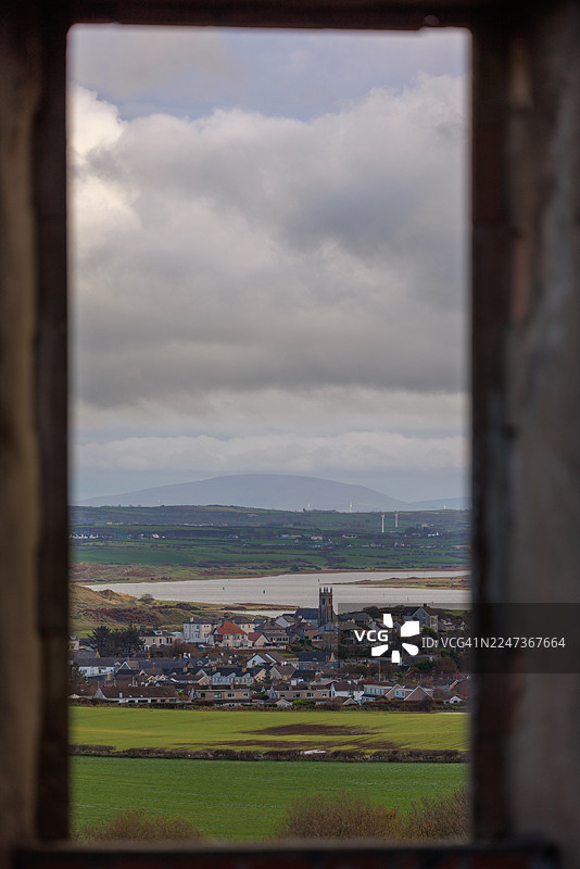 从历史遗迹远眺城镇景观图片素材