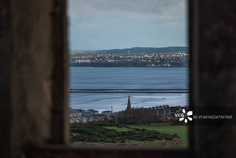 透过废墟窗户看到的城堡岩海岸图片素材
