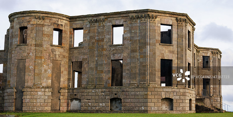 开阔草地上的历史悠久的豪宅遗址图片素材