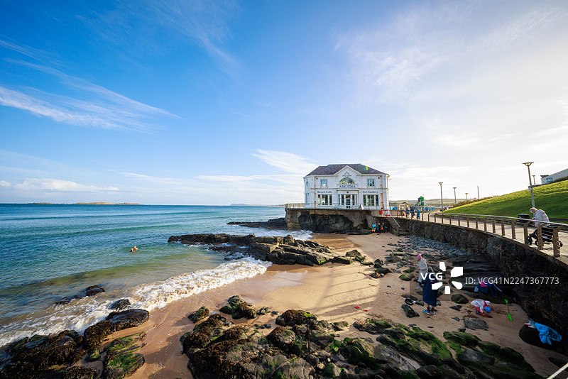 滨水建筑旁的冷水浴图片素材