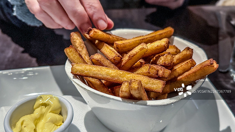 一碗厚切薯条配蘸酱图片素材