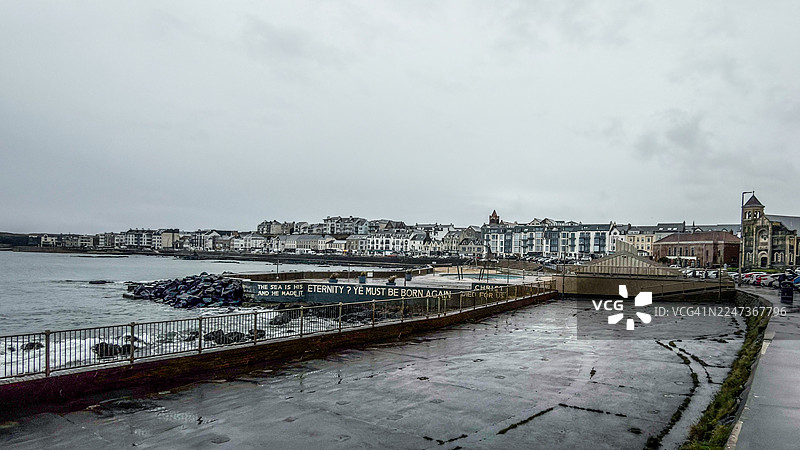 面向波特拉什海滨的湿润长廊图片素材
