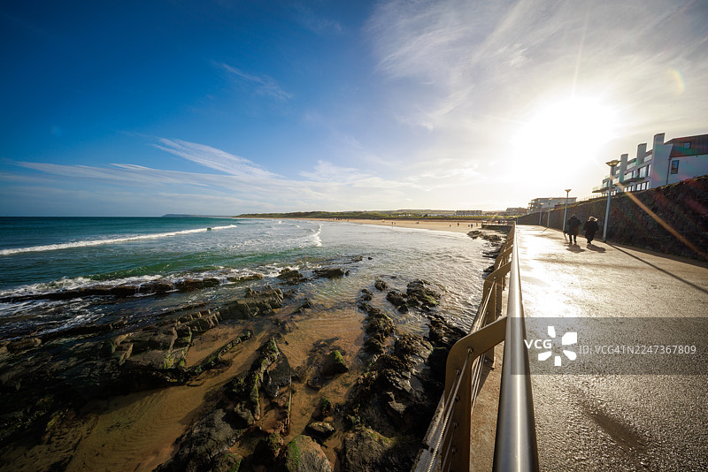 阳光下的波特拉什海岸长廊图片素材