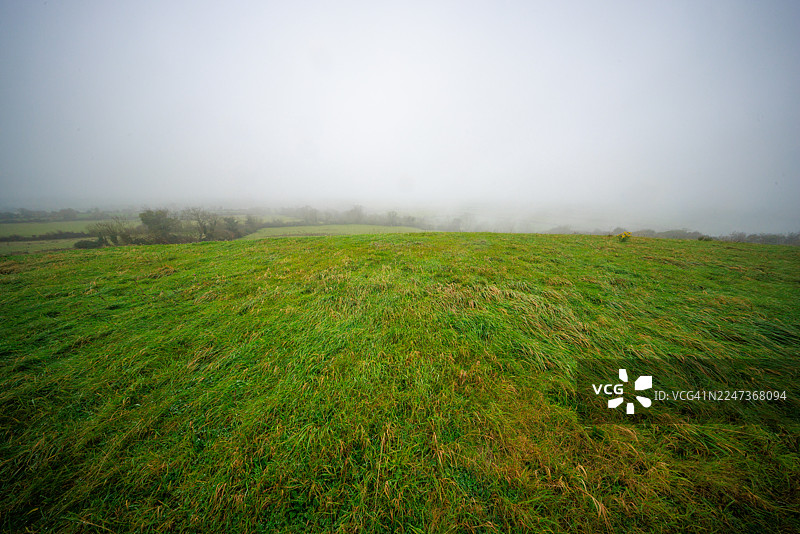 雾气笼罩的乡村环绕着历史悠久的遗产遗址图片素材