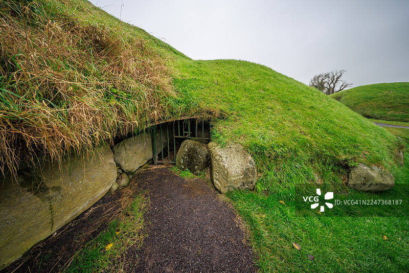 草丘下的古代通道入口图片素材