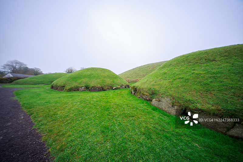 布鲁 na Boinne 中心郁郁葱葱的新石器时代土丘图片素材