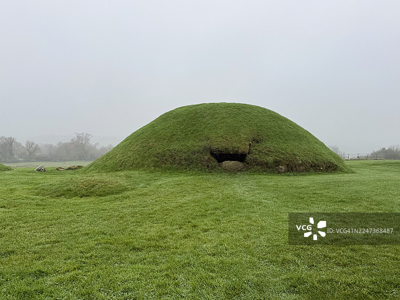 平静的阴天下的史前土方工程图片素材