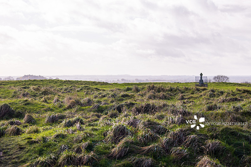 塔拉山风景，远眺连绵起伏的丘陵图片素材