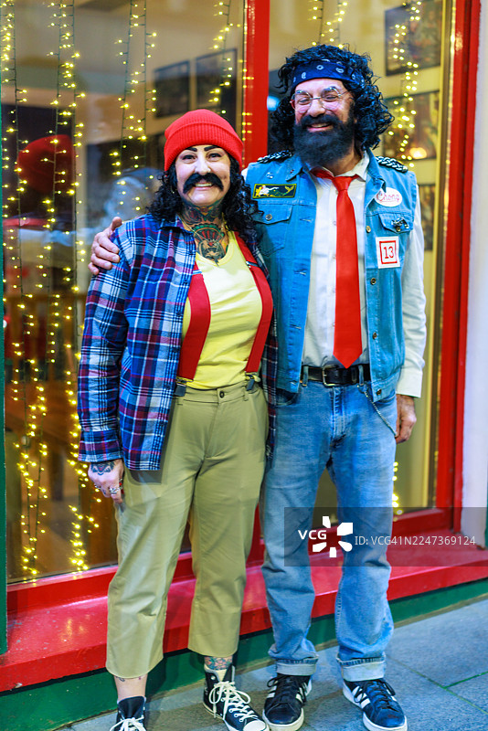 喜庆的万圣节服装与温暖的节日灯光图片素材