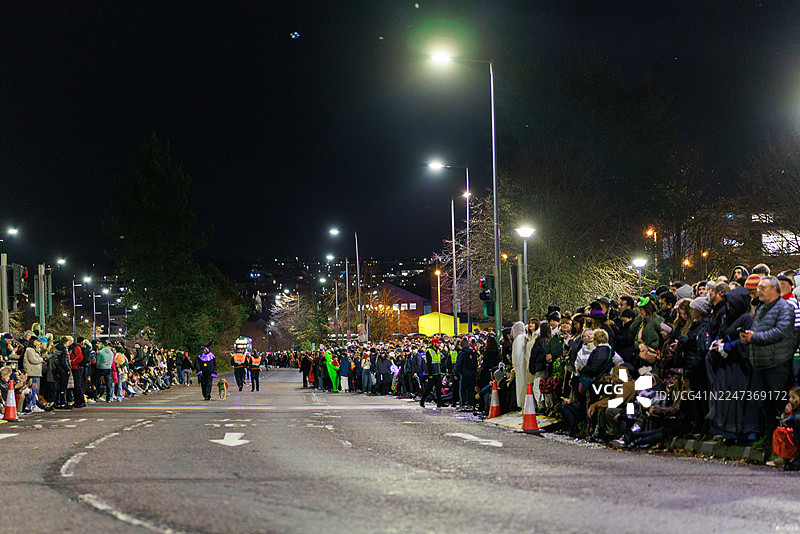 万圣节夜晚游行前的大量人群图片素材