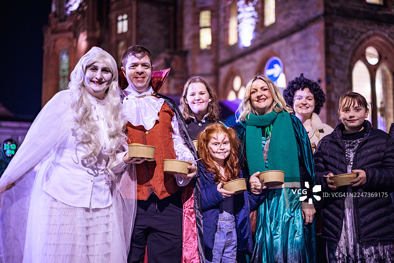 一家人在节日万圣夜的欢笑瞬间图片素材