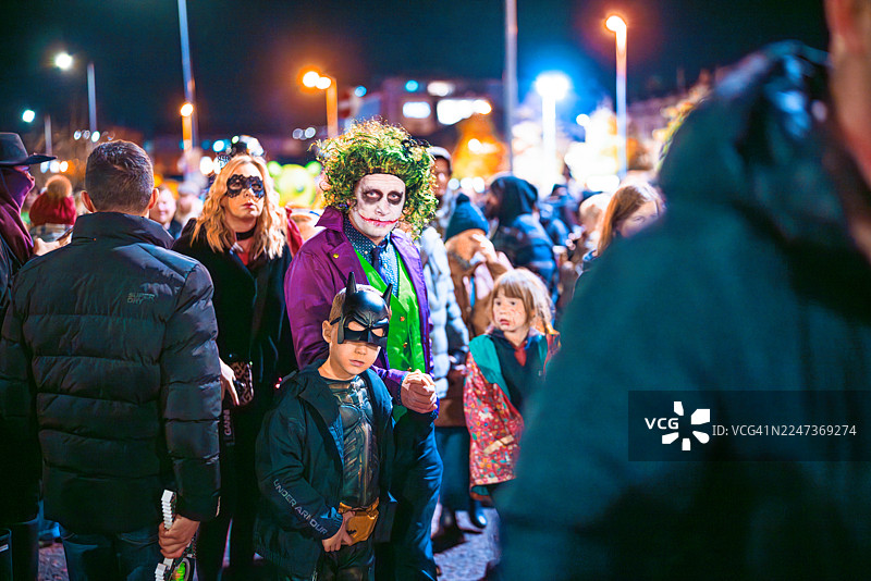 一家人沉浸在喜庆的秋季庆典中图片素材