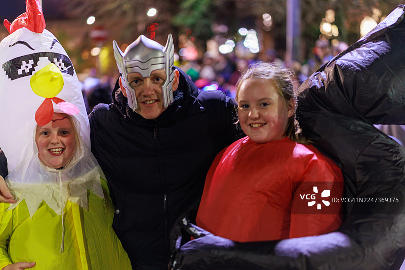 季节性节日夜晚中的家庭温馨时刻图片素材