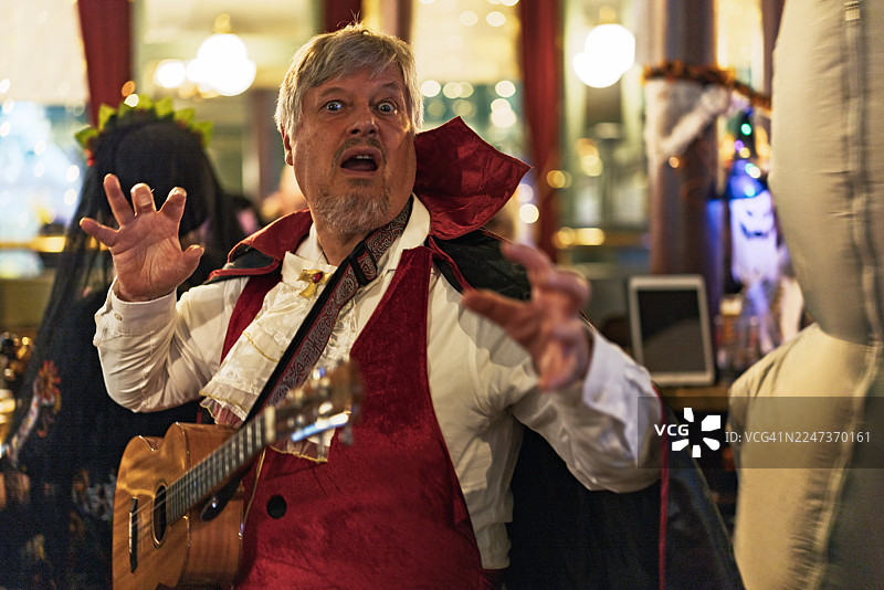 吸血鬼服装男子在贝尔法斯特戏剧性地做手势图片素材