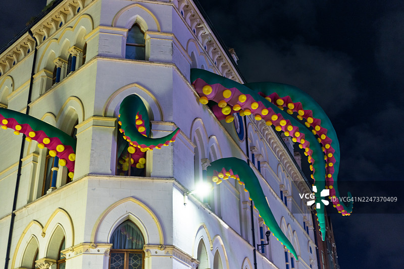 拱形窗户上戏剧性的触手装置图片素材