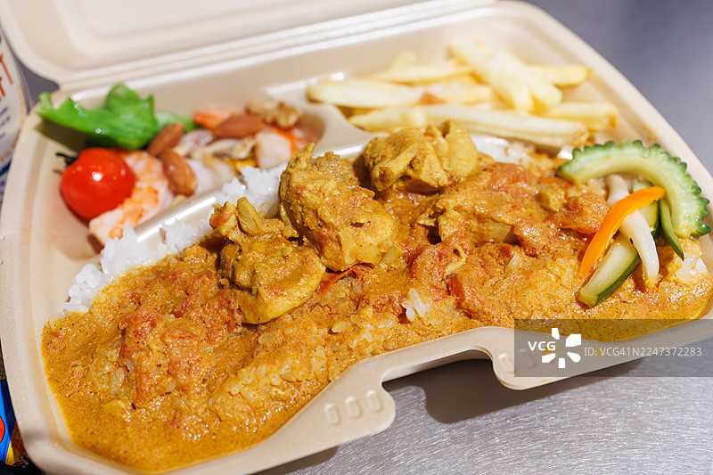 泰式咖喱配土豆、沙拉等。小吃包括哈布坚果(一种含有剧毒哈布蛇(黄斑蛇,Protobothrops flavoviridis)毒液的甜点)。养老金处的美味晚餐。方便美味的便当式餐点。图片素材