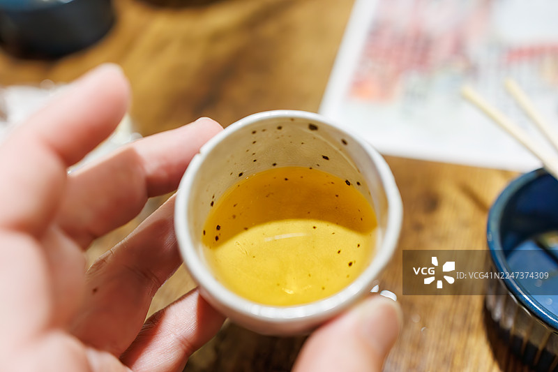 哈布酒，一种传统的冲绳烈酒。它是将有毒的哈布蛇（龟壳花，Protobothrops flavoviridis）浸泡在泡盛酒中制成的。图片素材