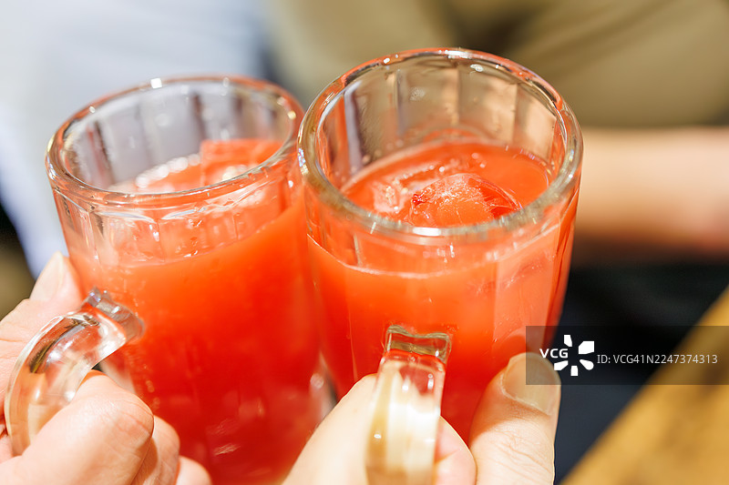 碰杯，享用一杯血腥玛丽（伏特加和番茄汁调制的鸡尾酒）。图片素材
