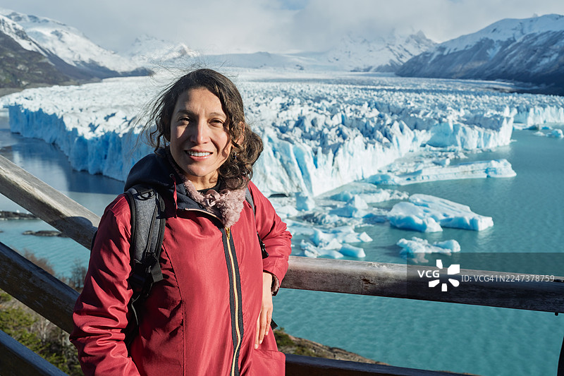 女人在佩里托莫雷诺冰川美景前微笑图片素材
