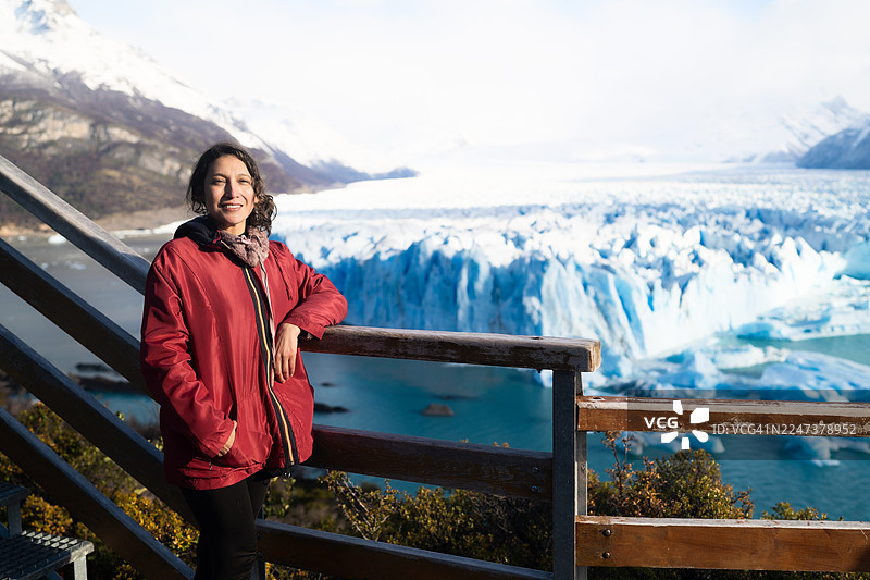 一位女士在阿根廷巴塔哥尼亚的佩里托莫雷诺冰川享受美景图片素材