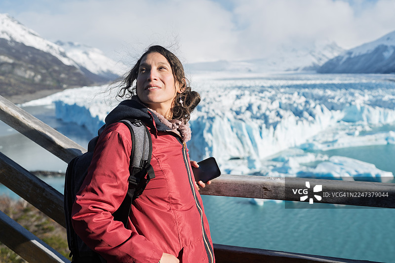 女子欣赏佩里托莫雷诺冰川的壮丽景色图片素材