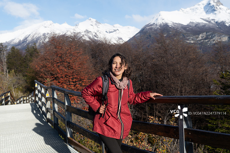 女游客在佩里托莫雷诺冰川附近欣赏秋景图片素材