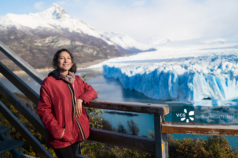 一位女性游客在巴塔哥尼亚旅行，欣赏佩里托莫雷诺冰川的景色图片素材