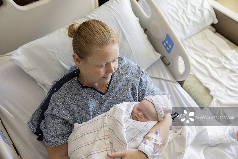母亲在医院抱着新生儿图片素材