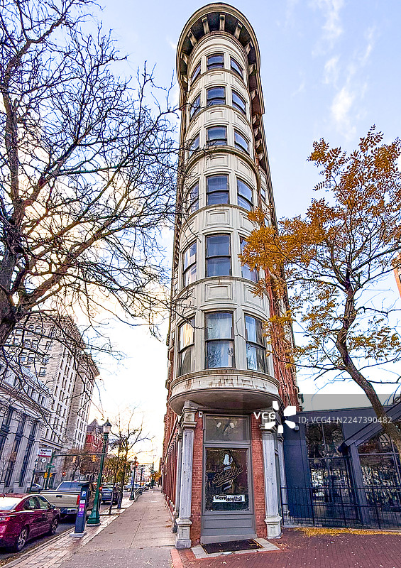 纽约州锡拉丘兹市的三角形建筑SA&K大楼图片素材