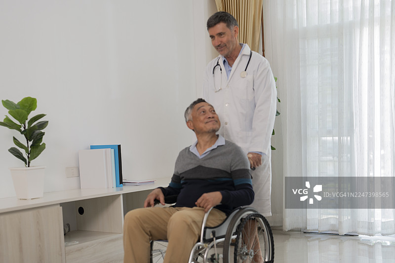 医生出院后探望老年患者图片素材