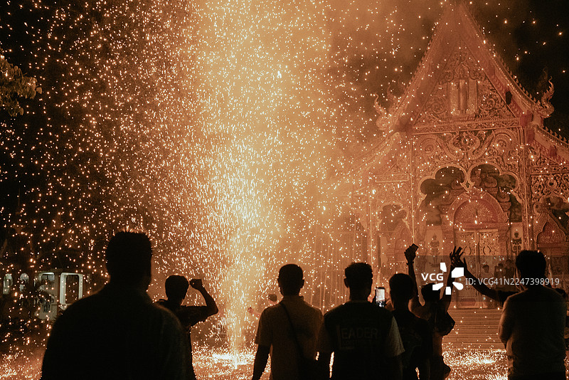 泰国北部当地人在乙鹏节期间制作传统烟花作为对佛祖的祭品，地点在清莱府的美塞。图片素材