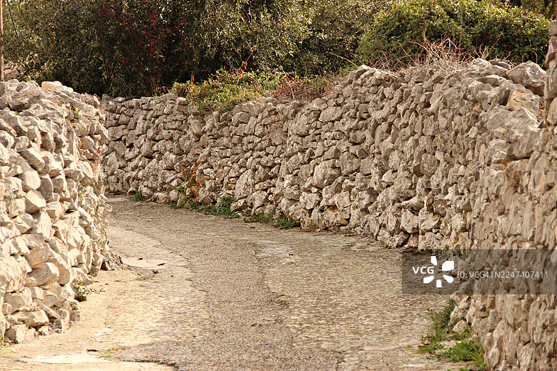 克罗地亚索尔塔格罗霍特古老石墙间的蜿蜒小路图片素材